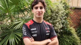 Rafael Câmara, piloto brasileiro, dentro de um carro de Fórmula 1 da Ferrari