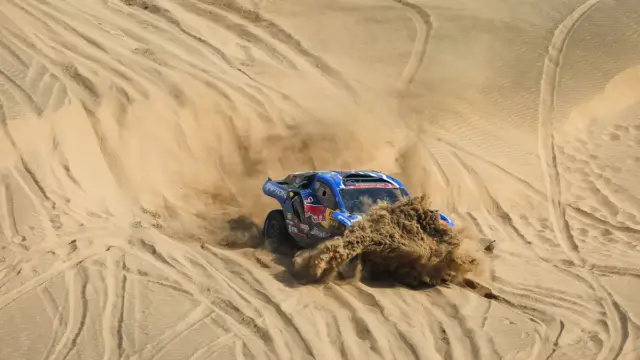 Veículo de rali da Red Bull KTM Factory Racing em ação no deserto