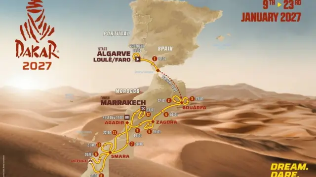 Veículo de rali-raid em pista de terra no deserto durante uma edição do Rally Dakar