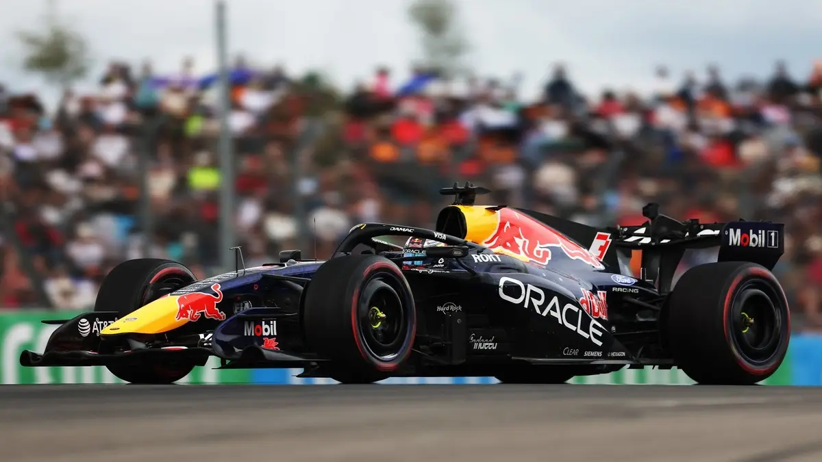 Max Verstappen no cockpit de seu carro da Red Bull durante o GP dos Estados Unidos