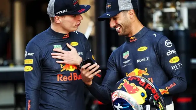 Daniel Ricciardo e Max Verstappen conversam durante evento da Red Bull Racing