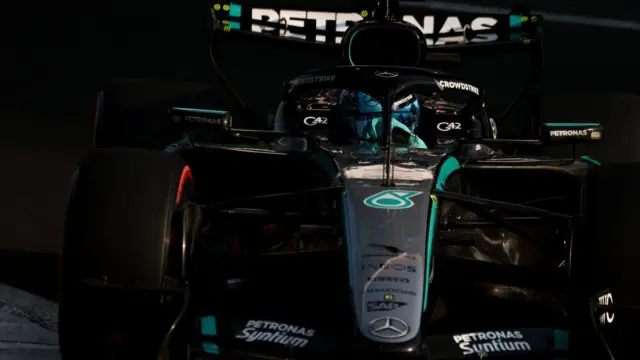 George Russell pilotando o carro da Mercedes durante os treinos livres do Grande Prêmio do México de Fórmula 1