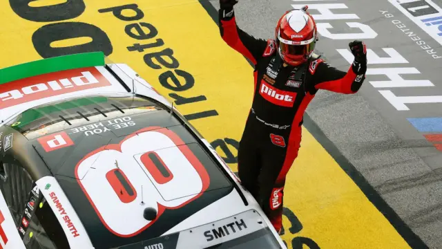 Sammy Smith comemora vitória na NASCAR O'Reilly em Talladega