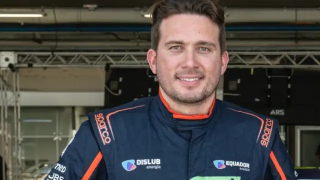Sérgio Ramalho, piloto pernambucano, posa ao lado de um carro de corrida com o número 27