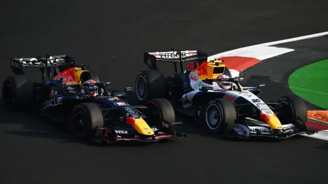 Max Verstappen e Liam Lawson em seus carros de Fórmula 1 durante o GP do México