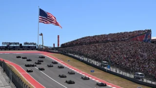 Max Verstappen e Lando Norris conversam no paddock do Circuito das Américas, em Austin, antes do Grande Prêmio dos Estados Unidos de Fórmula 1.